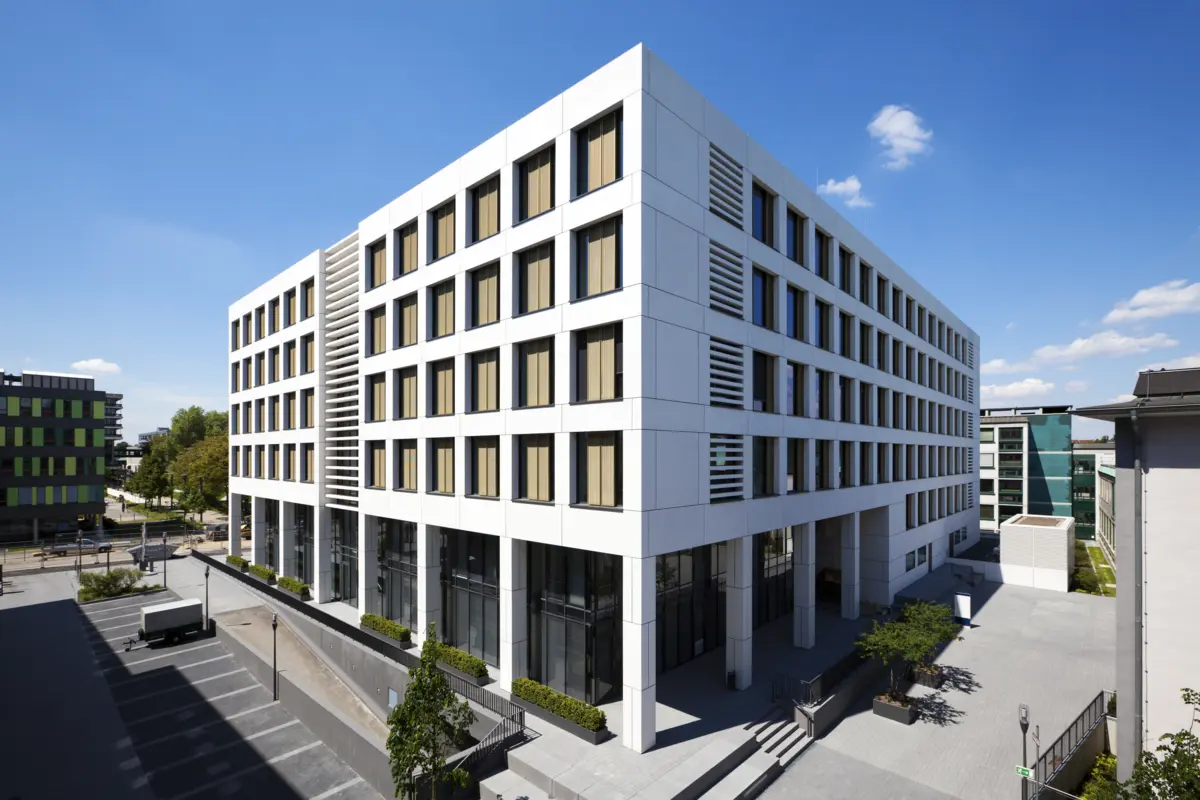 A safe and stable indoor climate for advanced lab research