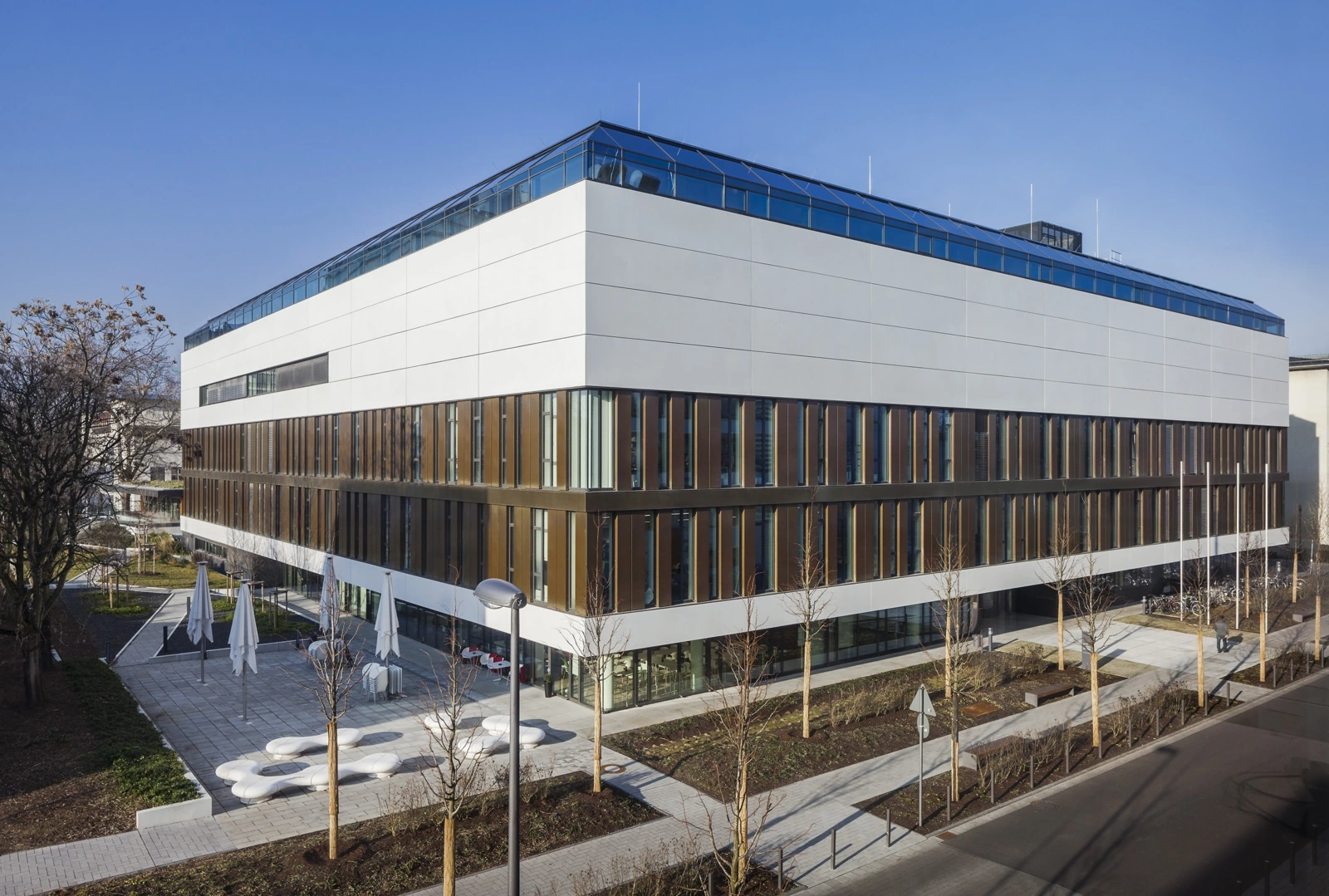 High-precision indoor climate for advanced life-science research